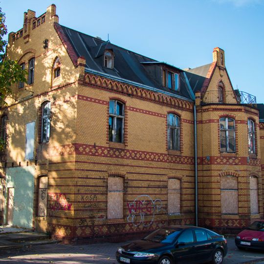 Dom, ob. przychodnia ZOZ