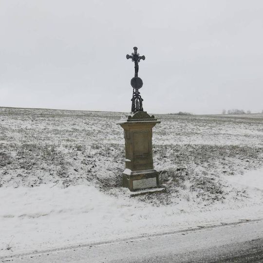 Kříž u silnice západně od Mukařova