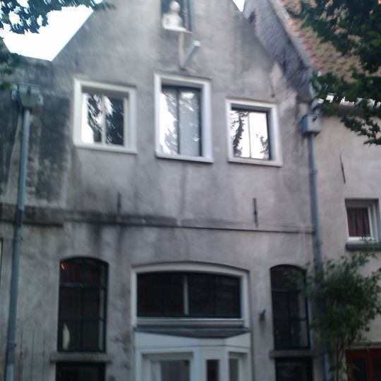 Rechter gedeelte van een dubbel pand met gepleisterde tuitgevel