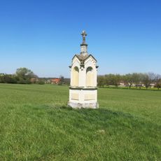 Čtyřboká kaplička v poli jižně od Mělnického Vtelna