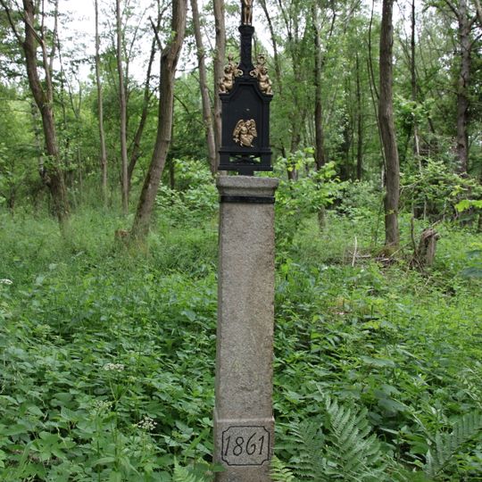 Kříž západně od vsi