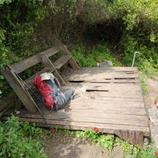 נקודת תצפית מעל קיבוץ הזורע עם ספסל ודק שבור מעץ. יש ברז מים בנקודה