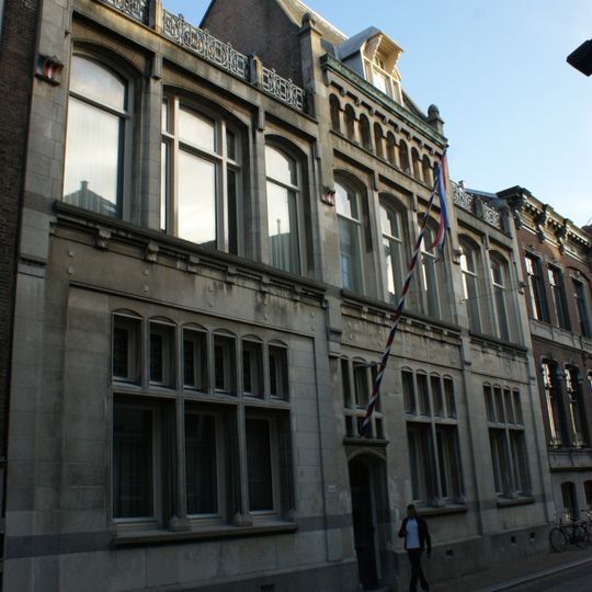 Kantoorgebouw met conciërgewoning
