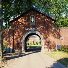 Poortgebouw van het klooster Mariënkroon in traditionalistische stijl