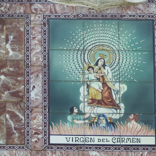 Retablo cerámico de la Virgen del Carmen en la calle Jesús Morante Borrás 77