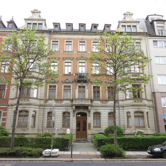 Mietshaus in geschlossener Bebauung mit Vorgarten Weststraße 36