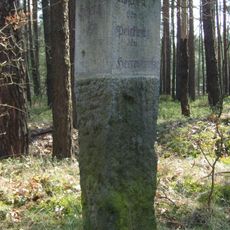 Steinerner Wegweiser an der alten Straße Peickwitz-Senftenberg-Niemtsch