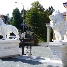 Sochy lvů v lázeňském areálu v Lázních Libverda