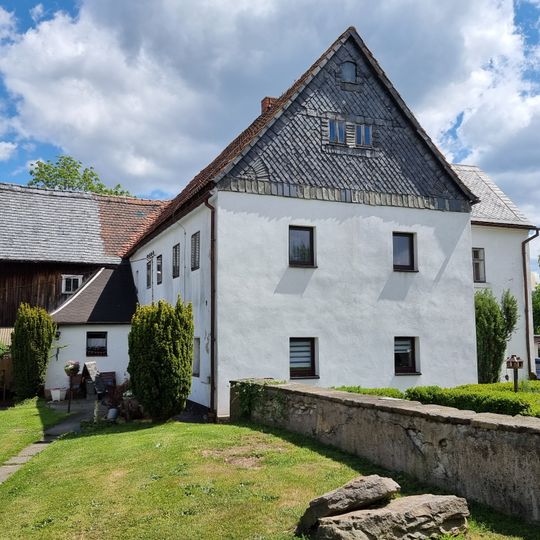 Am Liehnshof; Wohngebäude und Stall eines ehemaligen Dreiseithofes und Grundstückseinfriedung Karl-Weickert-Straße 8