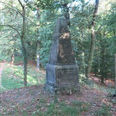 Sloup-obelisk Christine v parku v Zahrádkách