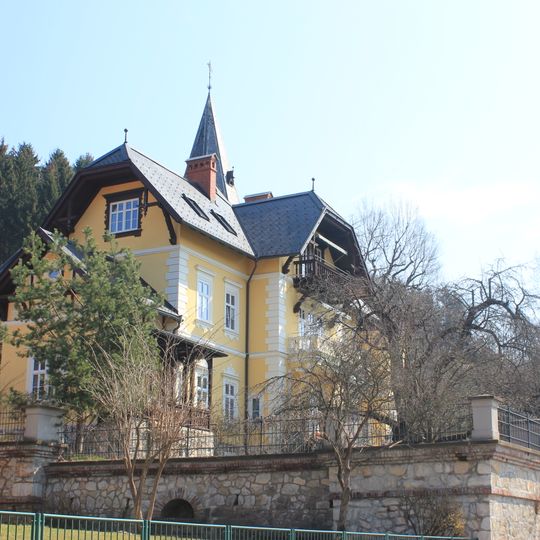 Villa Artenfels mit Stützmauer und Wirtschaftsgebäude