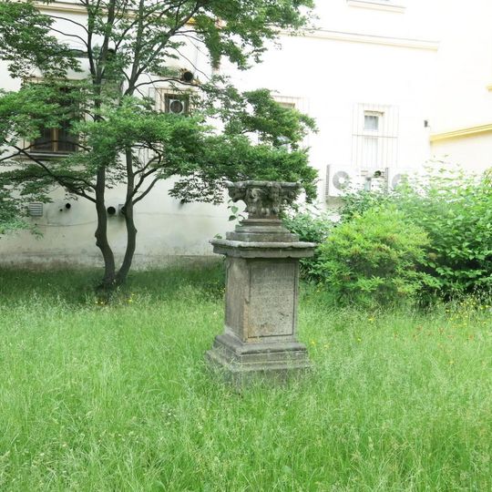 Podstavec zaniklé sochy v lapidáriu před muzeem v Chomutově