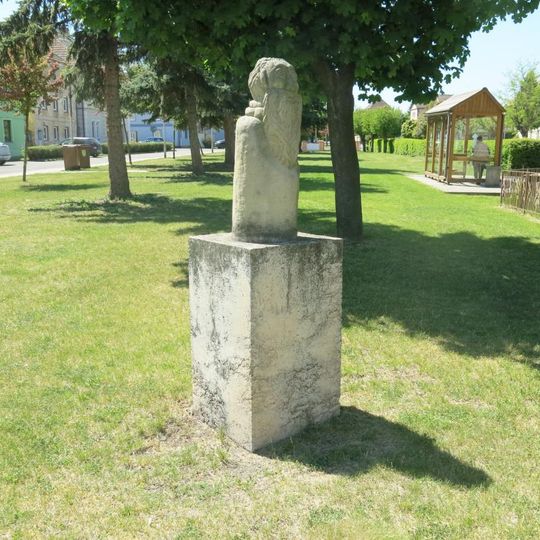 Kamenná plastika na náměstí ve Vilémově