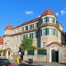 Doppelmietshaus in offener Bebauung mit Einfriedung und Torbögen Haberkornstraße 12, 14