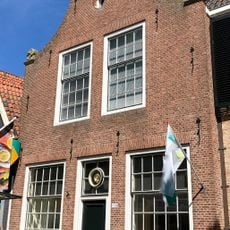 Pand onder zadeldak met voorschild met schoorsteen