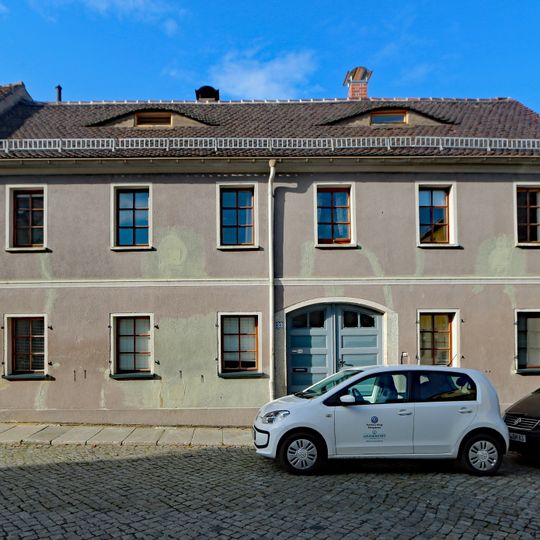 Wohnhaus in halboffener Bebauung und Nebengebäude Hoyerswerdaer Straße 33