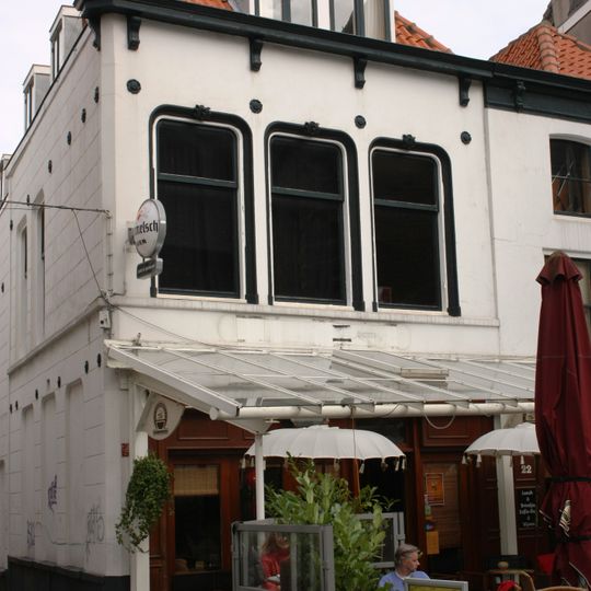 Huis met tweede helft 19e eeuw gepleisterde rechte gevel. Gootlijst op consoles. Dakkapel. Moderne winkelpui