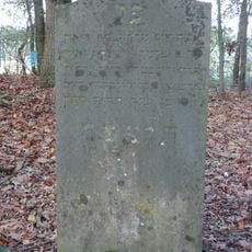 Joodse begraafplaats: hardstenen staande grafmonument met een gelobde top en een inscriptie in de Hebreeuwse taal