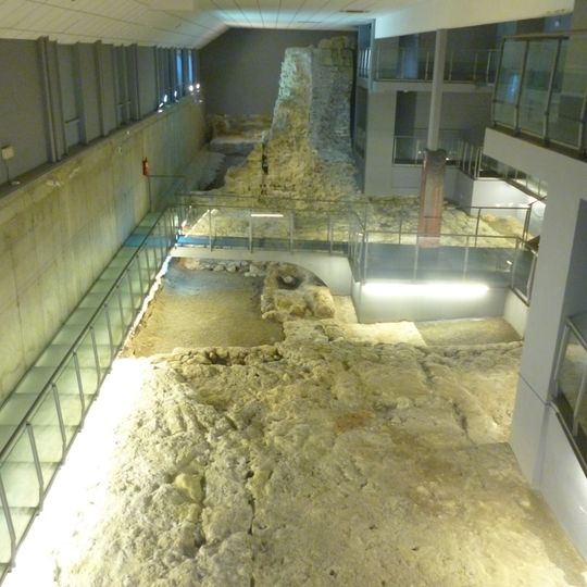 Restos de muralla urbana en calle Reina