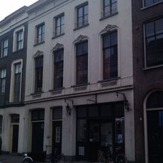 Pand met gepleisterde lijstgevel met stucversieringen