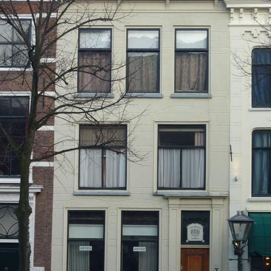 Pand met gepleisterde gevel met rechte kroonlijst