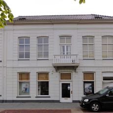 Vijf traveëen breed woonhuis met verdieping en gepleisterde gevel onder schilddak (vormt een geheel met nr. 1)