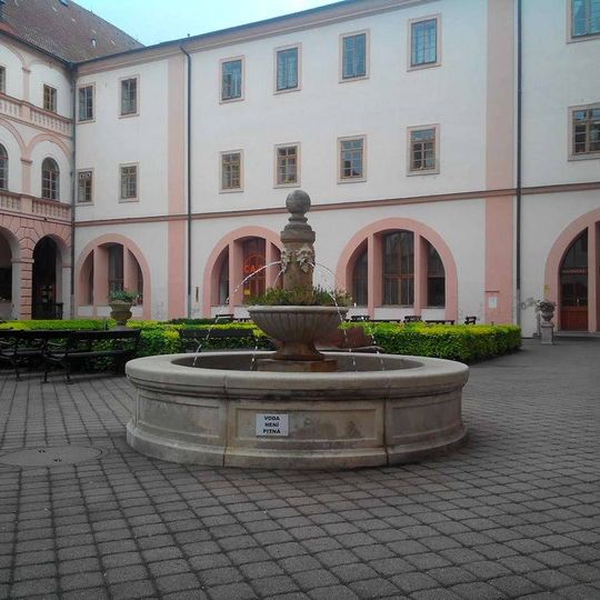 Kašna u náměstí v Chomutově