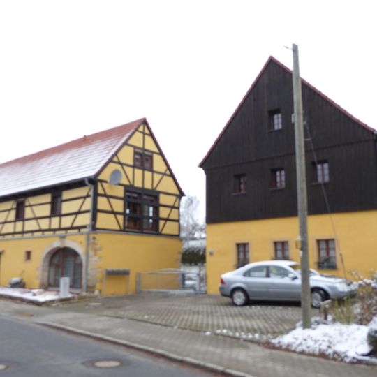 Wohnstallhaus , Stallgebäude und Seitengebäude eines ehemaligen Vierseithofes sowie Stützmauer des Vorgartens Hühndorfer Straße 9; 9b; 9c