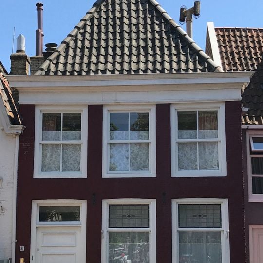 Pand onder tentdak met hoekschoorstenen