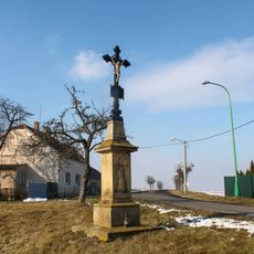 Kříž v Bílé Lhotě na okraji obce