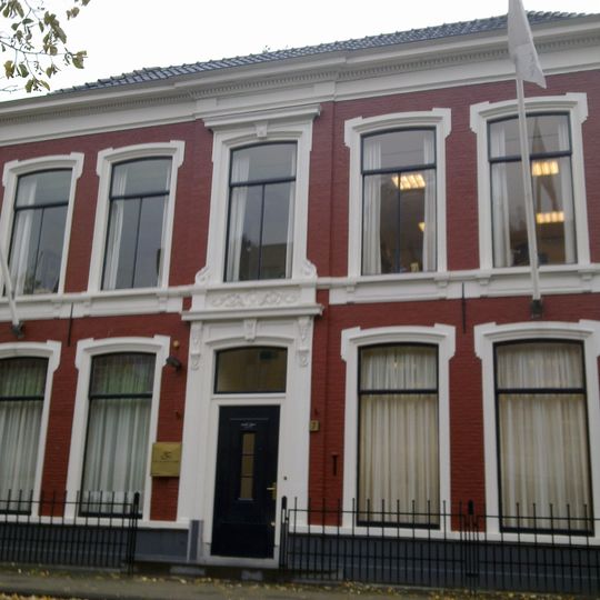 Twee bouwlagen tellend blokvormig pand