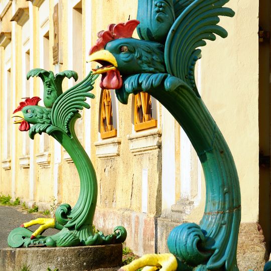 Plastiky kohoutů před zámkem v Trhanově