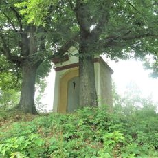 Kaplička zvaná Balzerova u trati za domem 433 v Mikulášovicích