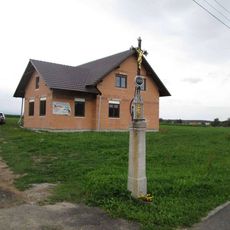 Kříž jižně od Luženic