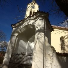 Výklenková kaple ve zdi kostela svatého Václava v Mníšku pod Brdy