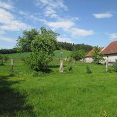 Kříž v Milčicích v zahradě