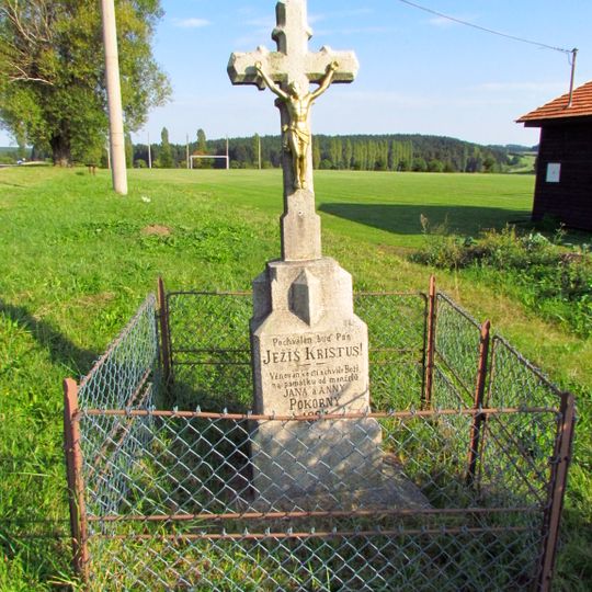 Kříž u hřiště v Radošově