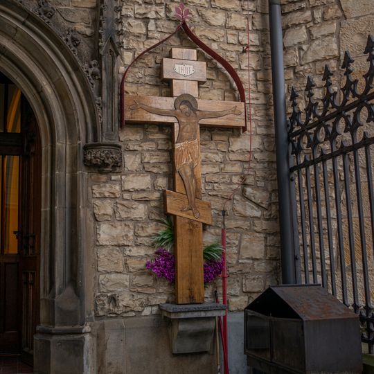 Kříž u kostela Panny Marie na Trávníčku v Praze