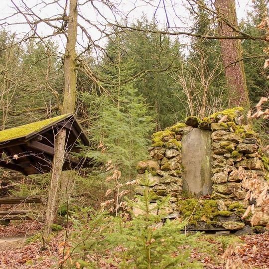 Lichtenštejnský památník u Tatenice v lese