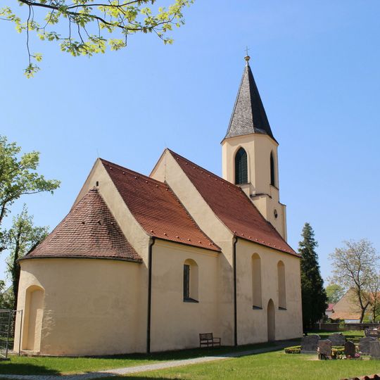 Kirche , Kirchhof mit Einfriedung, verschiedenen Grabmalen und einer Grabanlage Mitteldorfstraße 4