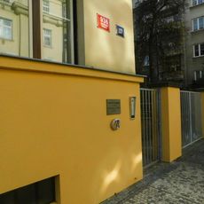 Pamětní deska Františka Běhounka na domě Za Pohořelcem 936/17 na Dlabačově