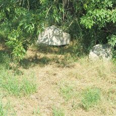 Rozvalený kříž u silnice západně od Břvan