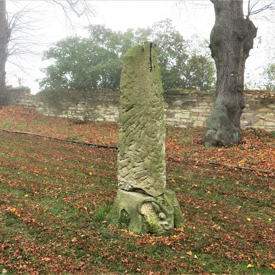 Kamenná plastika v Sokolském parku v Dolním Slivně