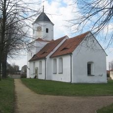 Kirche (mit Ausstattung), Kirchhof mit Einfriedung und Denkmal für die Gefallenen des 1. Weltkrieges An der Kirche -