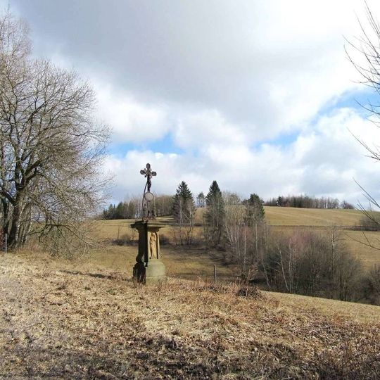 Kříž jižně od Cotkytle u silnice