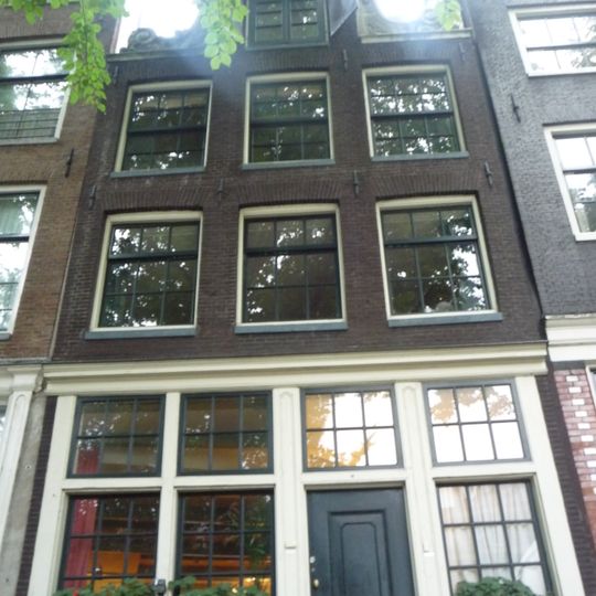 Pand met zeer gave halsgevel met gedeelde vleugelstukken, houten pui met deur