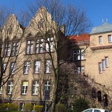 Graues Chemiegebäude