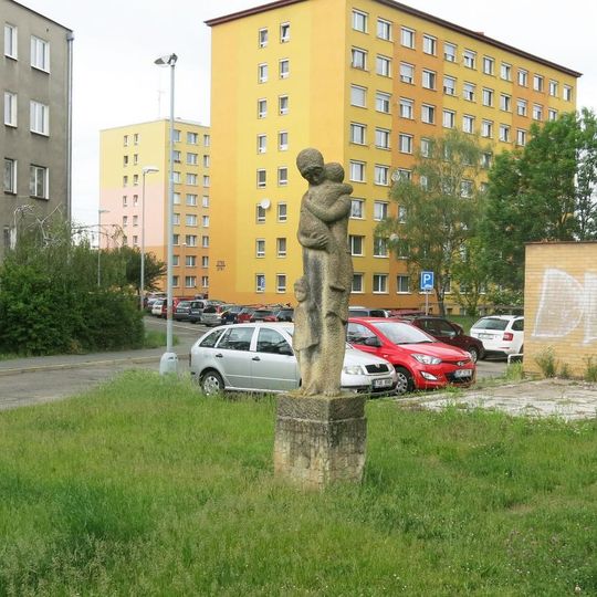 Socha Matka s dětmi ve Vlasákově ulici v Mělníku