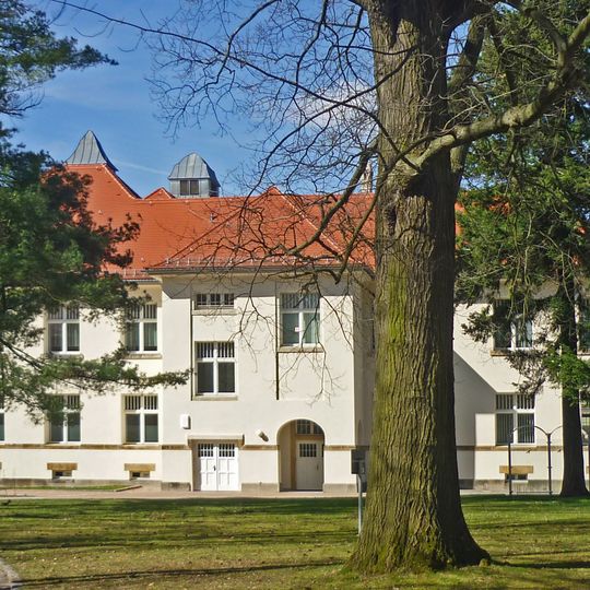 Building A4: Clinic building in the style of reform architecture Hufelandstraße 15