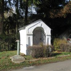 Kaplička u autobusové smyčky ve středu Střezivojic